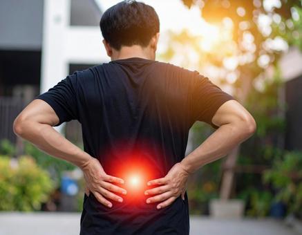 腰に痛みを感じる男性 腰に痛みを感じる男性の写真