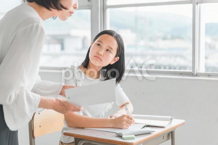 塾・学校で勉強する子供と指導する先生 勉強,子供,塾の写真素材