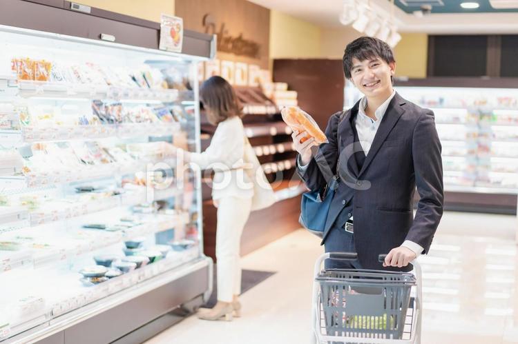スーパーで野菜を買うビジネスマン 経済,店,管理の写真素材