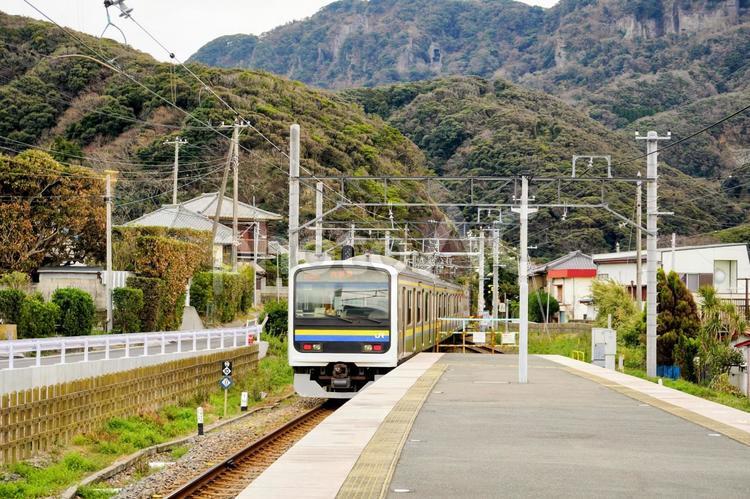 ＪＲ内房線・浜金谷駅を出発する普通列車 鉄道,内房線,浜金谷の写真素材