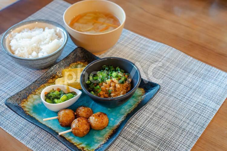 納豆と焼き鳥の和朝食が並ぶ食卓 食卓,和食,朝食の写真素材