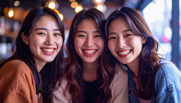 女子会で集まって笑顔の若い女性たち 女子会で集まって笑顔の若い女性たちの写真