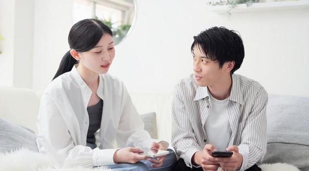 浮気を疑い口論をするアジア人女性 浮気を疑い口論をするアジア人女性の写真