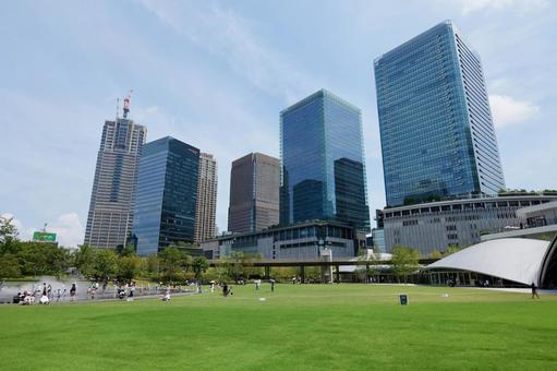 大阪駅のグラングリーン大阪とビル群 大阪駅のグラングリーン大阪とビル群の写真