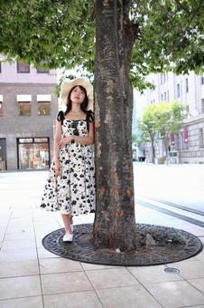 木陰で景色を眺める女性 木陰で景色を眺める女性の写真