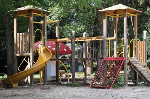 緑の木々の森と大型遊具のある公園 緑,木々,森の写真素材