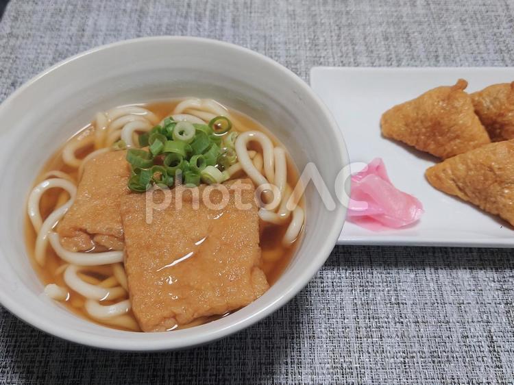 うどんといなり寿司 うどん,きつね,麺の写真素材