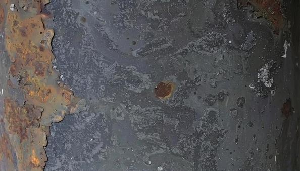 サビてボロボロになった黒い鉄板 サビてボロボロになった黒い鉄板の写真