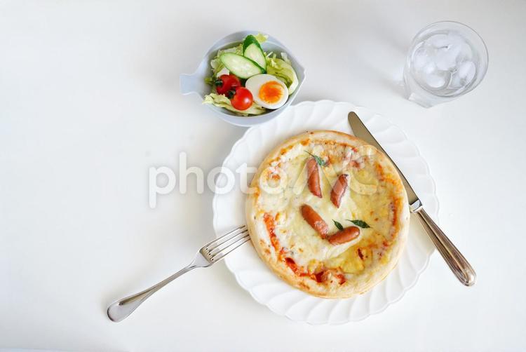 チーズたっぷりソーセージピザとサラダ トマト,カフェ,レストランの写真素材