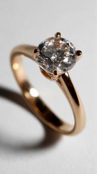 ダイヤの嵌まった金色の指輪の写真