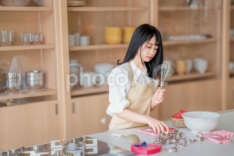 泡だて器を持つ女性料理人 バレンタイン,バレンタインデー,チョコの写真素材