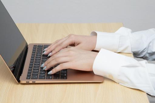 PC操作 パソコン,ノートパソコン,ビジネスの写真素材