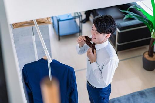 スーツを着る営業マン スーツを着る営業マン ネクタイ,準備,サラリーマンの写真素材