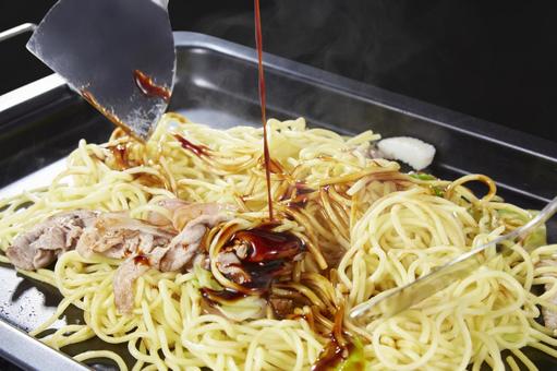 やきそば やきそば 焼きそば,調理中,ソースの写真素材