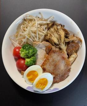 豚肉と舞茸のソテーにもやしとトマトと卵等 豚肉と舞茸のソテーにもやしとトマトと卵等 夕食,おかず,豚肉の写真素材