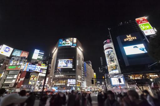 渋谷、スクランブルスクウェア界隈の夜景9 渋谷,渋谷スクランブル交差点,夜景の写真素材
