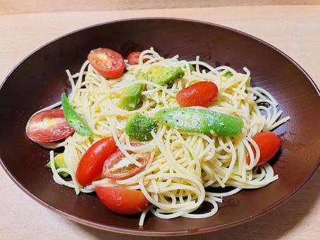 冷製パスタ スパゲティ,トマト,オクラの写真素材