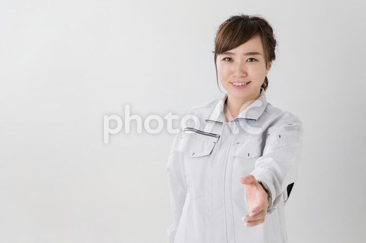 作業服をきたビジネスウーマン 握手,作業服,女性の写真素材