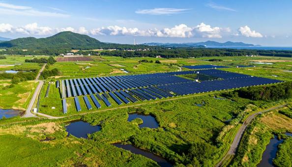 田舎に作られた大量のソーラーパネル 田舎に作られた大量のソーラーパネルの写真