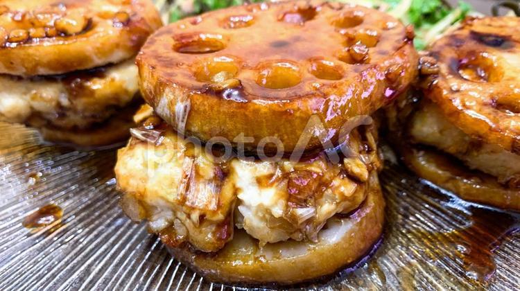 蓮根挟み揚げと爽やかサラダ 蓮根,挟み揚げ,鶏肉の写真素材