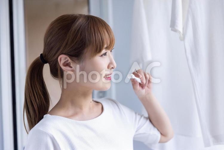 歯磨きをする女性  teeth 歯磨き,女性,爽やかの写真素材
