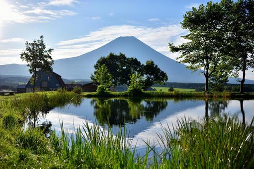 池に映る逆さ富士と夏の富士山 池に映る逆さ富士と夏の富士山 風景,キャンプ,カーサイドの写真素材