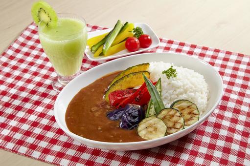 夏野菜カレーとキウイスムージー 夏野菜カレーとキウイスムージー 夏野菜カレー,夏野菜,カレーの写真素材