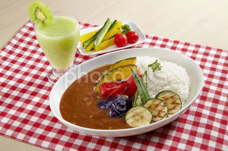 夏野菜カレーとキウイスムージー 夏野菜カレー,夏野菜,カレーの写真素材