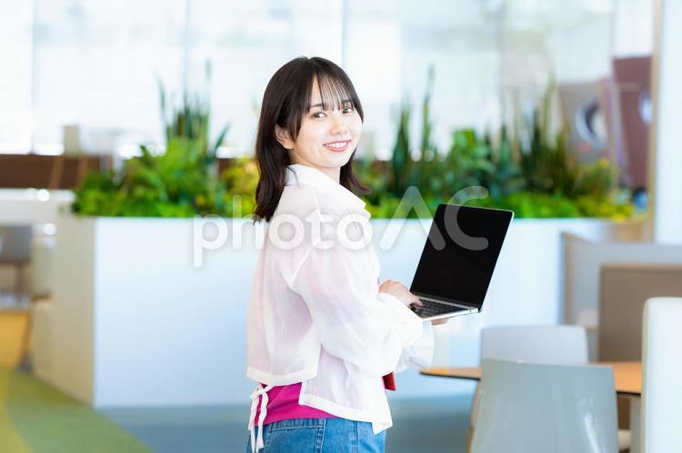 オフィスで働くビジネスウーマン ビジネスウーマン,笑顔,若い女性の写真素材