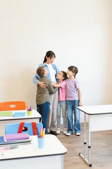 先生を囲む生徒たち 女性,女の子,男の子の写真素材