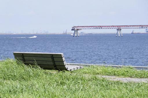 海を眺めるベンチ 海を眺めるベンチの写真