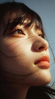 光を捉えた瞳が印象的な日本人女性 光を捉えた瞳が印象的な日本人女性の写真