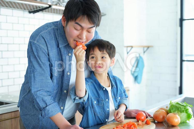 男性にトマトを食べさす男の子 男性,親子,男の子の写真素材