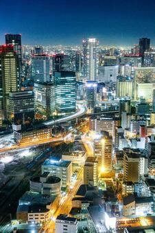 大阪の摩天楼と夜景_縦 大阪,夜景,高層ビルの写真素材