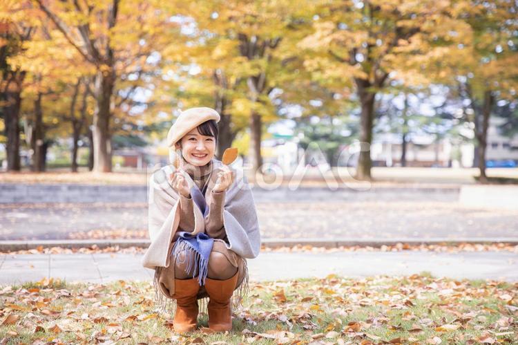 秋の公園で紅葉を楽しむ女性 紅葉,秋,旅行の写真素材