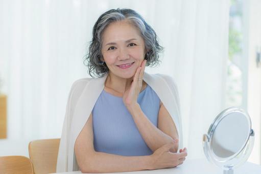 スキンケアをするシニア女性 スキンケアをするシニア女性 美容,シニア,笑顔の写真素材