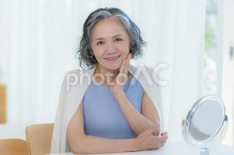 スキンケアをするシニア女性 美容,シニア,笑顔の写真素材
