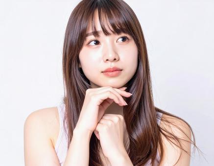 悩んでいる女性 悩んでいる女性の写真