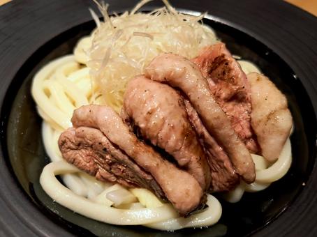 こんがり焼き目をつけた鴨肉のうどん 鴨肉,ネギ,鴨の写真素材