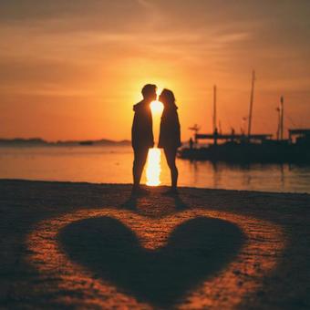 夕日のシルエットと影が美しい恋人の散歩 夕日のシルエットと影が美しい恋人の散歩の写真
