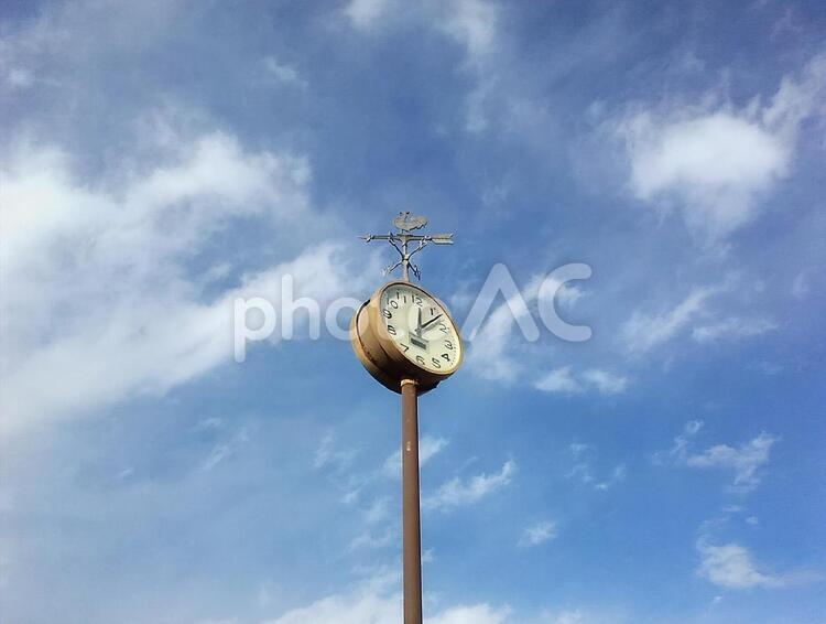 風見鶏がついた時計と青空 風見鶏,風向計,時計の写真素材