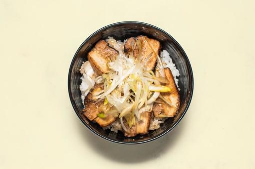 焼き豚丼 焼き豚丼 豚肉,ネギ,丼の写真素材