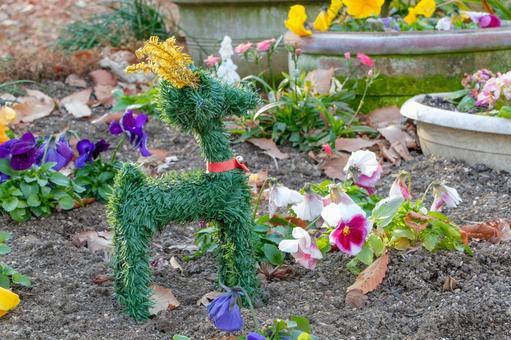 花壇に佇むトナカイのオブジェ 花壇に佇むトナカイのオブジェの写真