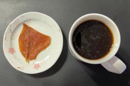 ドリップコーヒーとチキンジャーキー ドリップコーヒーとチキンジャーキー コーヒータイム,コーヒーブレイク,コーヒーの写真素材