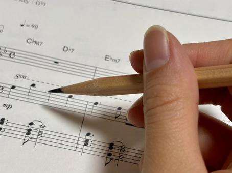 楽譜に書き込む 楽譜に書き込む 楽譜,作曲,ミュージックの写真素材
