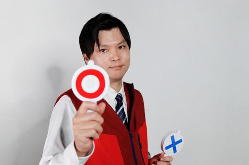 〇と×を示す男性 〇と×を示す男性 男性,人,大人の写真素材
