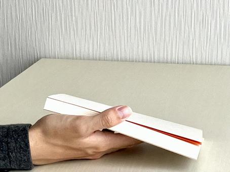 閉じた本を持つ手 閉じた本を持つ手 読書,本,手の写真素材