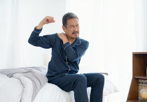 朝起きたら体調の悪いミドルの男性 朝起きたら体調の悪いミドルの男性 男性,ミドル,肩こりの写真素材