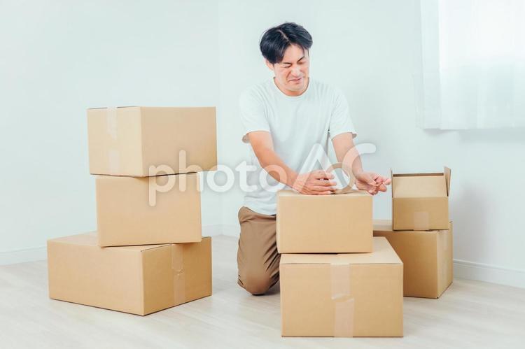 荷造りする男性（困る） 荷造り,引越し,ダンボールの写真素材