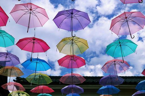 青空とアンブレラスカイ 青空とアンブレラスカイ アンブレラスカイ,色傘,梅雨の写真素材